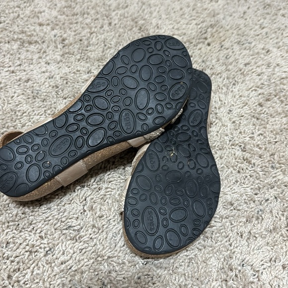 Women’s Taos Sandals.  Tan on color. Size 5-5.5. (36) - Picture 4 of 9